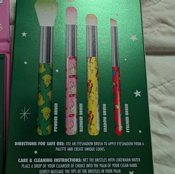 The Grinch Eyeshadow Palette and Brush Set - Pink and Green - Picture 3 of 5